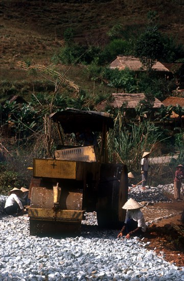 VIETNAM, Work, Women road builders working on the road between Lai Chau and Tan Gias.