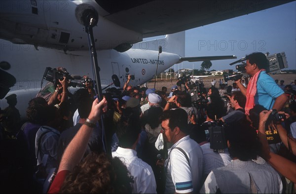 CAMBODIA, Phnom Pehn, Crowds of press clustering around UN soldiers as they arrive at the airport.