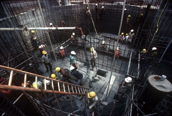 SRI LANKA, Victoria Dam, Men working on construction of the dam