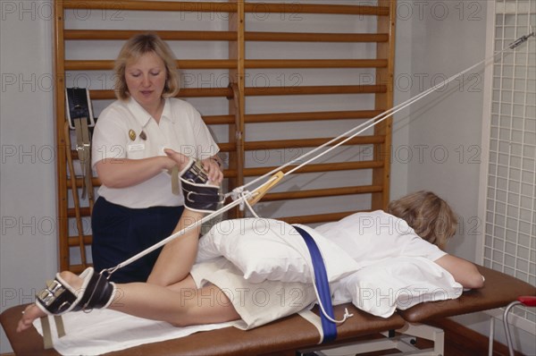 20010202 SPORT Injuries Physiotherapist  Female sport physiotherapist exercising female patients knee