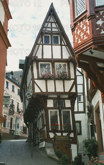 GERMANY, Rheinland-Pfalz, Bernkastel-Kues, Market Square.  Cobbled street lined with traditional buildings.