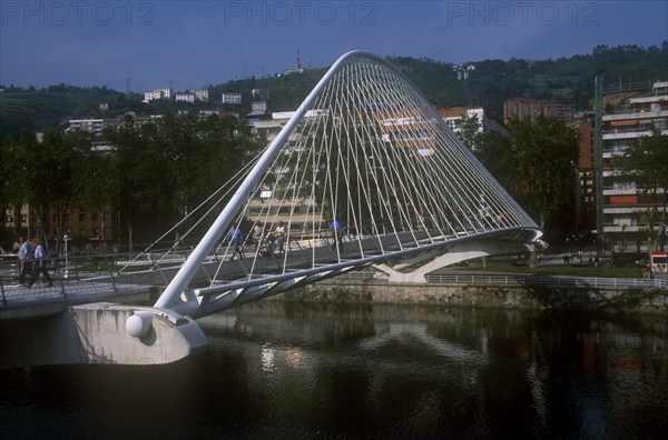 SPAIN, Basque Provinces, Vizcaya Province, Bilbao.  The Zubuzuri footbridge.