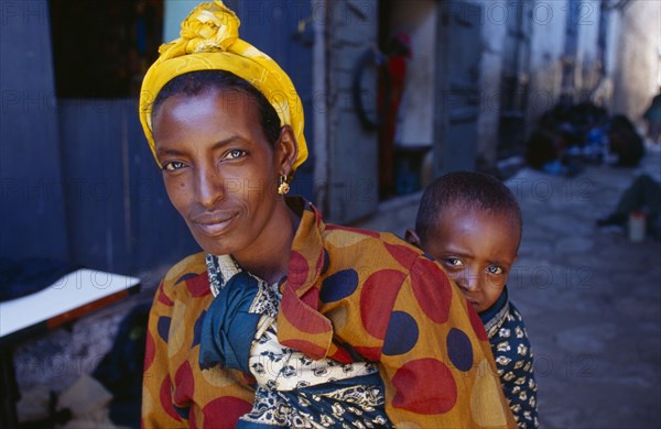 20013856 ETHIOPIA Harerge Province Harer Woman carrying a child on her back portrait.