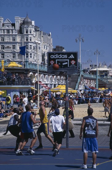 20013955 SPORT Ball Games Basketball Group of teenage boys playing basketball on Brighton seafront