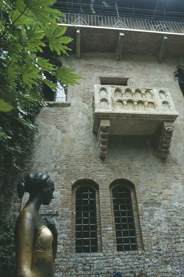 ITALY, Veneto, Verona, "Casa di Giulietta, Juliets balcony at Number Twenty Seven Via Cappello.  Statue of Juliet in the foreground below.  "