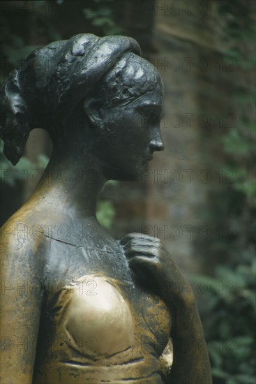 ITALY, Veneto, Verona, Statue of Juliet outside Casa di Giulietta or Juliets House at Number Twenty Seven Via Cappello.  Detail of head and shoulders with raised hand.