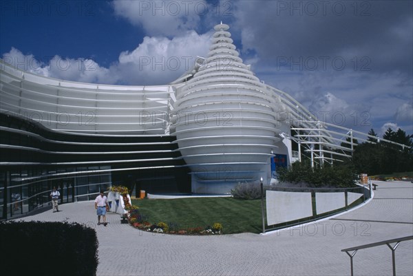 FRANCE, Poitiers, Planet Futuroscope, Le Parc Europeen de l’Image. Virtual reality theme park exterior view of modern architecture and lawn