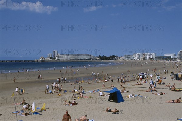 FRANCE, Loire, Les Sables d’Olonne, Twinned with Worthing. View over busy sandy beach to atlantic coastline