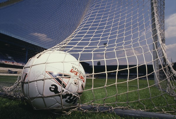 20025386 SPORT  Soccer Close up of a football in the net at the back of the goal