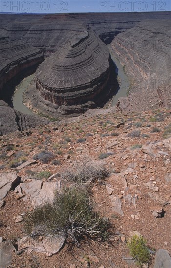 USA, Utah, Goosenecks State Park, View over twisting hairpin canyon with river at the bottom