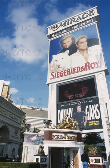 USA, Nevada, Las Vegas, Mirage hotel and casino with sign advertising ‘ Siegried & Roy ‘ in the foreground