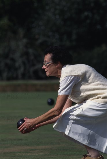 10002004 SPORT Ball Games Bowls Woman prepairing to bowl.