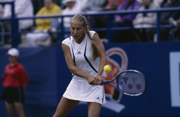 20002124 SPORT Tennis Women s Anna Kournikova at Wimbledon 2000  about to hit a ball