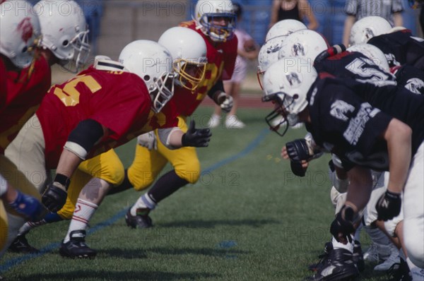 20029315 SPORT Ball Games American Football Lines of players from opposing teams facing each other.