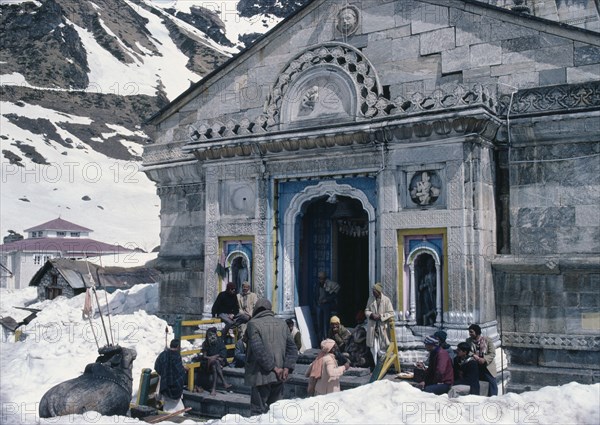 INDIA, Uttar Pradesh, Garhwal Region, Pilgrims in the snow at Kedarnath Temple one of the sources of the Ganges