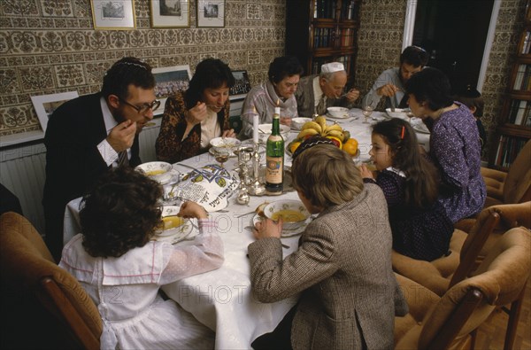 ENGLAND, Religion, Judaism, Jewish family having Seder meal