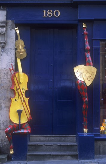 SCOTLAND, Lothian, Edinburgh, Sculptured doorway of the Fringe Festival Information shop