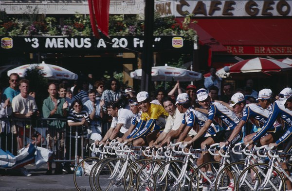 20036762 FRANCE Ile de France Paris Tour de France.  Competitors lined up for final stage in the Champs Elysees.  Overall team winner Team Banesto and individual Miguel Indrain wearing yellow.