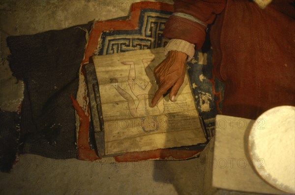 INDIA, Health, Amji doctor pointing to a medical chart Konchert Zanskar Layuredic