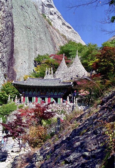 SOUTH KOREA, , Mai Son Temple set against a backdrop of cliffs and surrounded by autumnal trees