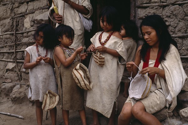 COLOMBIA, Sierra Nevada, Kogi girls making bags