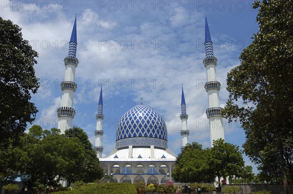 MALAYSIA, Kuala Lumpur, The Sultan Salahuddin Mosque aka the Blue Mosque with large blue dome