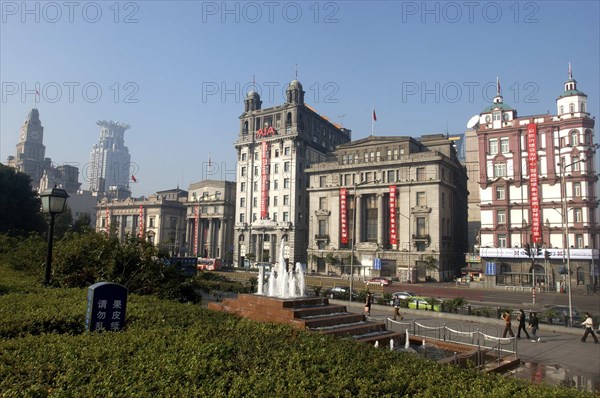 CHINA, Shanghai, The Bund aka Zhong Shan Road. View along the 1930s style waterfront architecture with fountain in the foreground