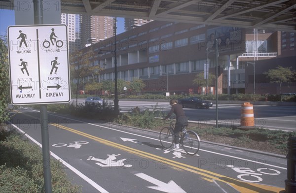 USA, New York, Manhattan, Cycle lanes next  to the West Side highway