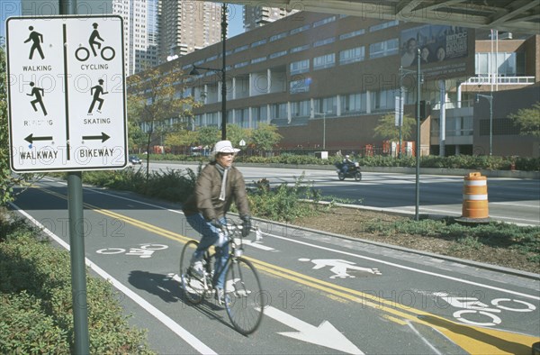 USA, New York, Manhattan, Cycle lanes next  to the West Side highway