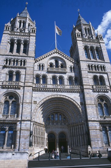 20059171 ENGLAND  London Kensington. Natural History Museum. Exterior view