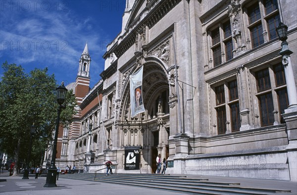 20059175 ENGLAND  London Kensington. Victoria and Albert Museum. Exterior view of main entrance.