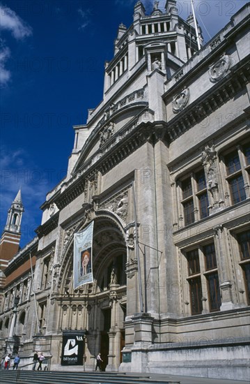 20059176 ENGLAND  London Kensington. Victoria and Albert Museum. Exterior view of main entrance.