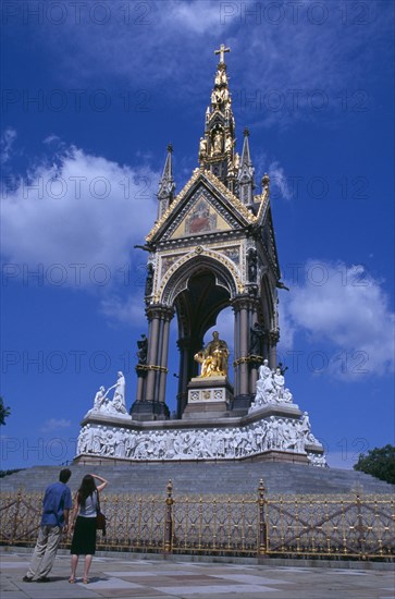 20059204 ENGLAND  London Kensington Gardens. The Royal Albert Memorial with a couple looking up towards it in the forground.