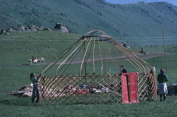 CHINA, Xinjiang Province, Kazakhs building Kigizuy.