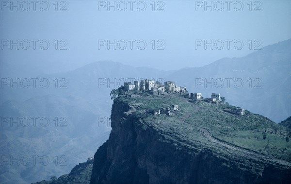 YEMEN, Mahwit, Mountain hamlet.