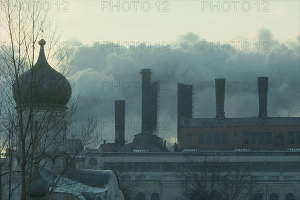 RUSSIA, Moscow, Pollution from power station behind the Kremlin.