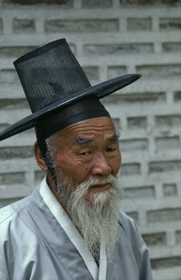 SOUTH KOREA, Religion, Confucian, Portrait of elderly man in traditional robe and kat horsehair hat of Confucian believer.