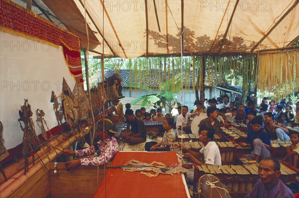 INDONESIA, Java, Yogyakarta, Shadow puppet show with Wayang and Gamelan orchestra behind the scenes