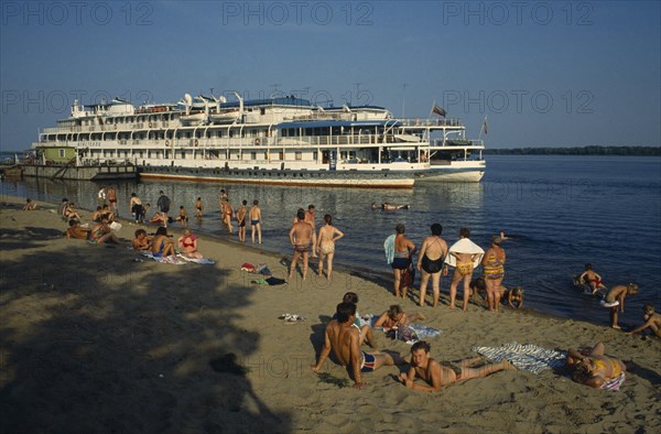 RUSSIA, River Volga, Ferry and bathers
