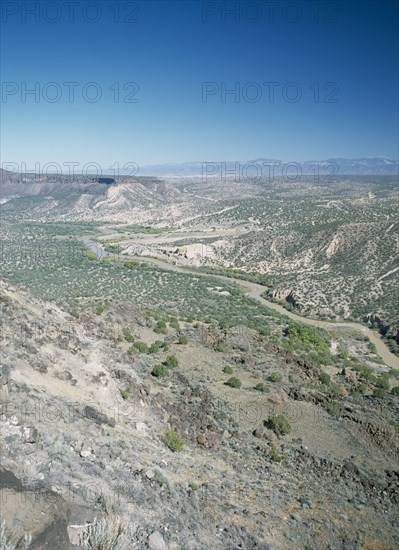 USA, New Mexico, General, View over desert landscape with the Rio Grande river near BAndalier National Monument