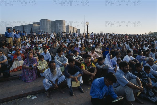 BANGLADESH, Dhaka, Crowds of Christian worshippers at Easter sunrise service at parliament building.