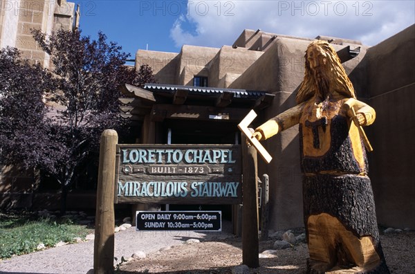 USA, New Mexico, Santa Fe, Wood carving outside the Loretto Chapel