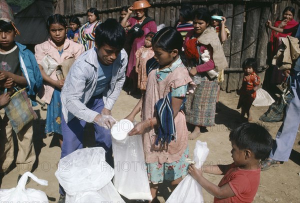 MEXICO, Chiapas, Cuahutemoe, Guatemalan refugees being given food aid