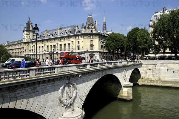 FRANCE, Ile de France, Paris, People and traffic crossing the Pont au Change