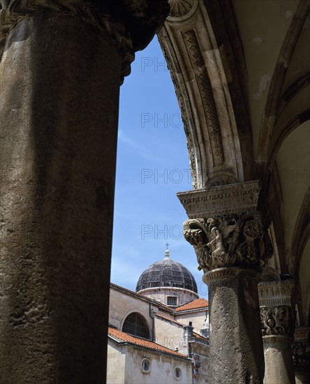 CROATIA, Dalmatia, Dubrovnik, Cathedral dome seen trough archways of Rectors Palace