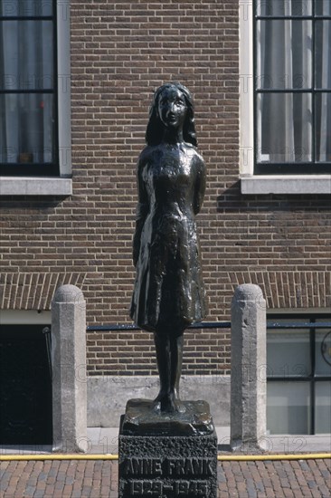 HOLLAND, Noord, Amsterdam, Westermarkt. Statue of Anne Frank the young diary writer during the Nazi occupation of World War II