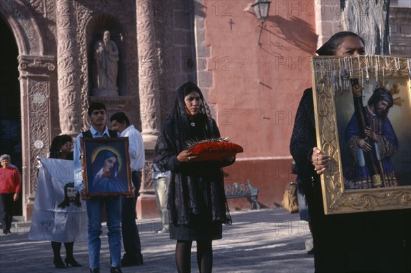 MEXICO, Guanajuato, San Miguel de Allende, Oratorio de San Felipe Neri.  Good Friday Procession with men and women carrying religious images and representation of the crown of thorns.