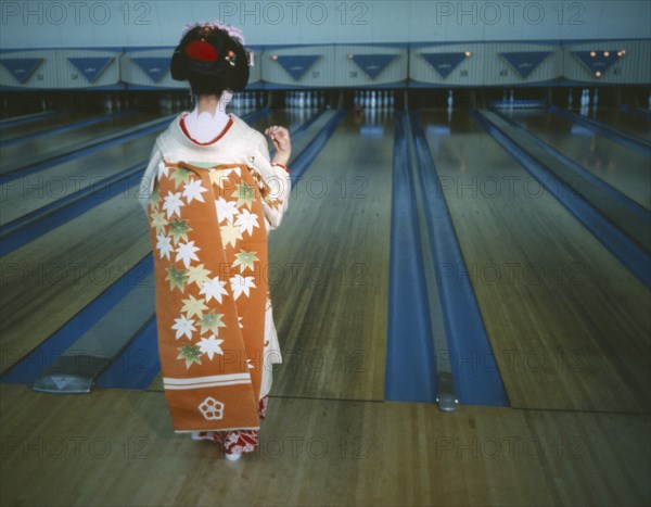 JAPAN, Honshu, Tokyo, Geisha in bowling alley