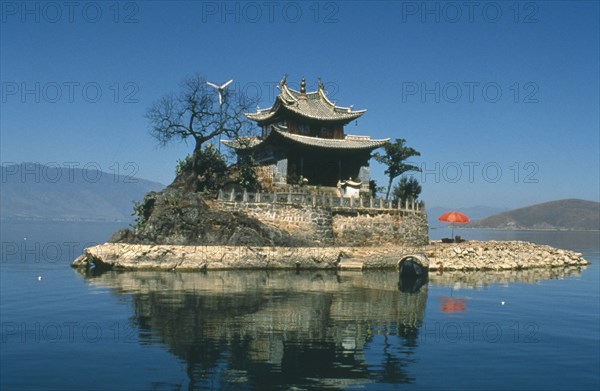 CHINA, Yunnan, Dali, Temple of the Mercy Goddess Guan Yin on lake Erhai