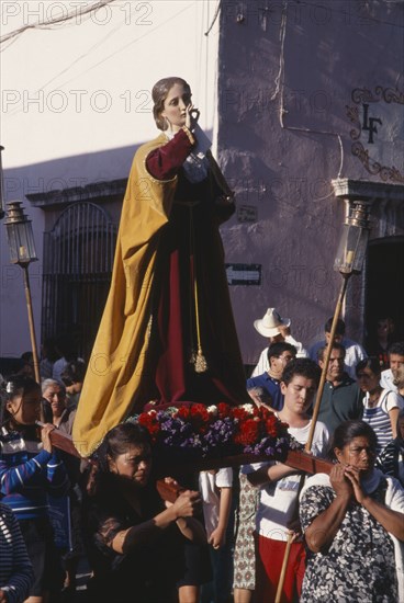 MEXICO, San Miguel de Allende, Easter procession